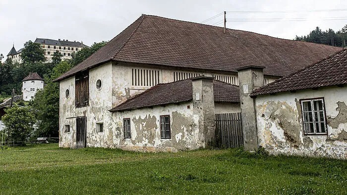 Der Meierhof in Bleiburg hat schon bessere Tage gesehen – als Wirtschaftshof der Bleiburger Grafen oder neuerdings als Veranstaltungsort für Theater und am Samstag für „Ein Fest unter Freunden“