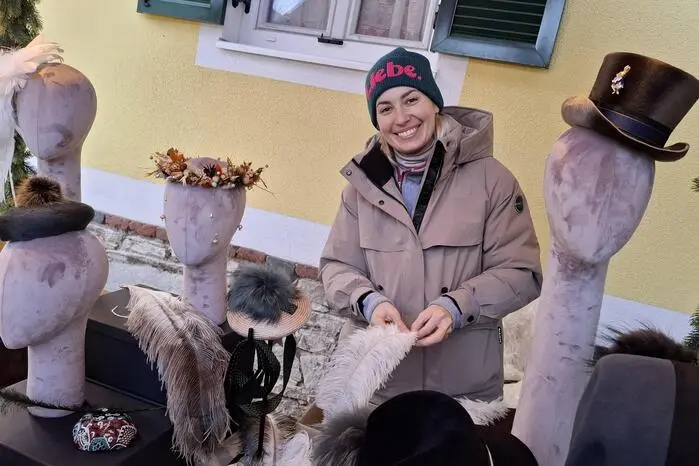 Auch dieses Jahr präsentierten rund 20 regionale Aussteller am zweiten Adventwochenende kulinarische Schmankerln, Kunsthandwerk vom Feinsten, Geschenkideen, Glühwein, Punsch, selbstgebackene Mehlspeisen und vieles mehr im idyllischen Innenhof des Weingutes Da Finz in Mooskirchen.