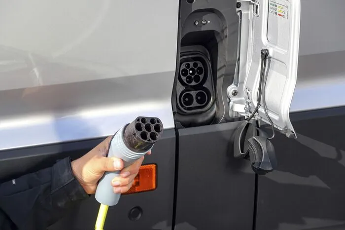 Der Stromverbrauch mit einer Tonnen Zuladung wird kombiniert bei 21,54 kW pro 100 Kilometer liegen. An einer CCS-Ladestation mit 40 kW (Gleichstrom) ist die Batterie (Energiegehalt 35,8 kWh) nach nur 45 Minuten wieder zu 80 Prozent geladen.
