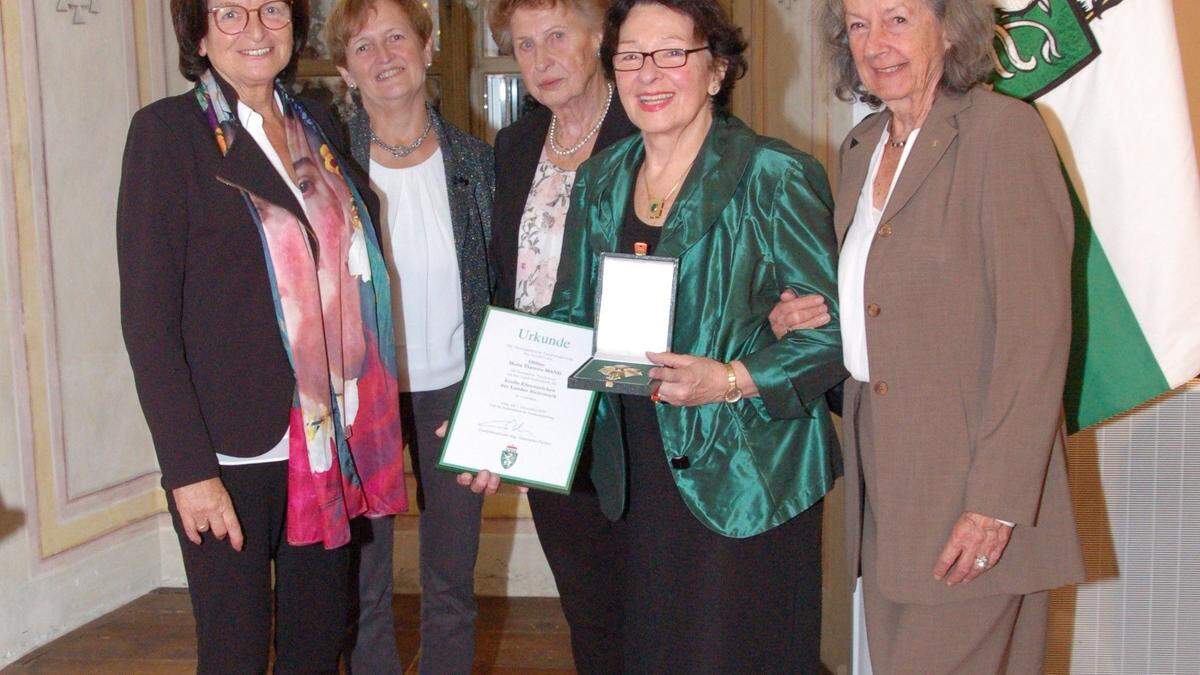 Bürgermeisterin Christine Siegel, Waltraud Matzhold, Gisela Kowald, Ria Mang und Birgit Riz bei der Ehrung in Graz