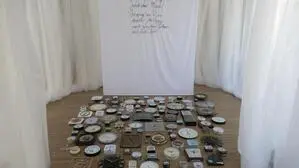 Vielsagende Installation von Sabine Groschup