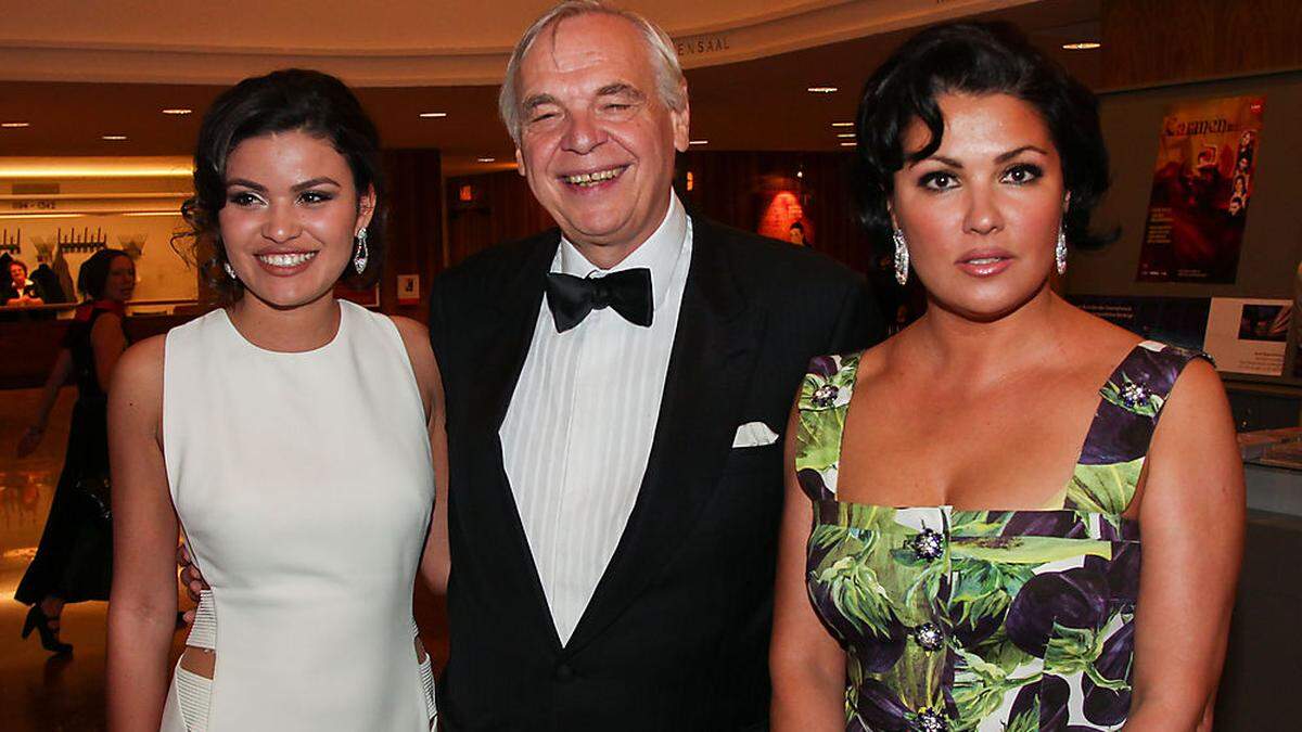 Alexander Pereira mit seiner Frau Daniela de Souza und der Starsopranistin Anna Netrebko (rechts)