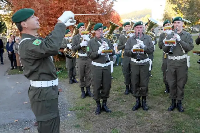 Für musikalische Gänsehautmomente sorgte die Militärmusik Kärnten unter Kapellmeister Dietmar Pranter, die mit ergreifenden Klängen den würdigen Ton des Abends traf. 
