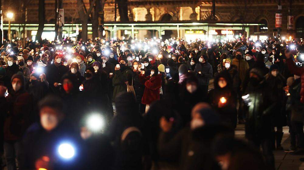 In Wien fand am 19. Dezember ein Lichtermeer als Gedenken an die Corona-Opfer statt