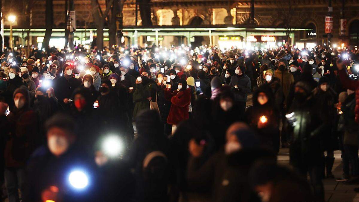 In Wien fand am 19. Dezember ein Lichtermeer als Gedenken an die Corona-Opfer statt