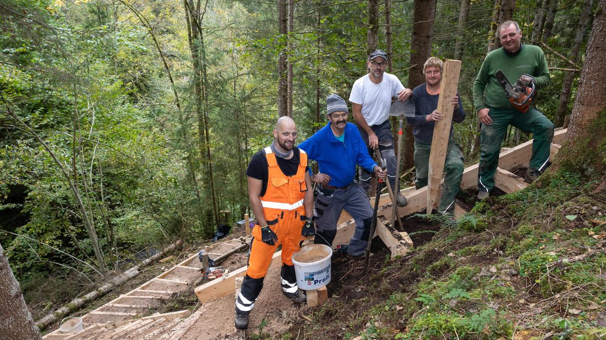 Projektleiter Herbert Schütter (2. v. li.) und das Wegbau-Team bestehend aus je zwei Mitarbeitern von Stadtgemeinde und Maschinenring