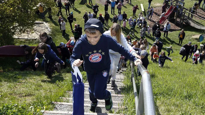 Den Startschuss dazu gab JVP-Stadtobmann Moritz Jost der mit seinem Team am Fürstenfelder Ertlberg 250 bunt bemalte Ostereier versteckt hatte, die dann gegen lukrative Preise eingetauscht werden konnten.