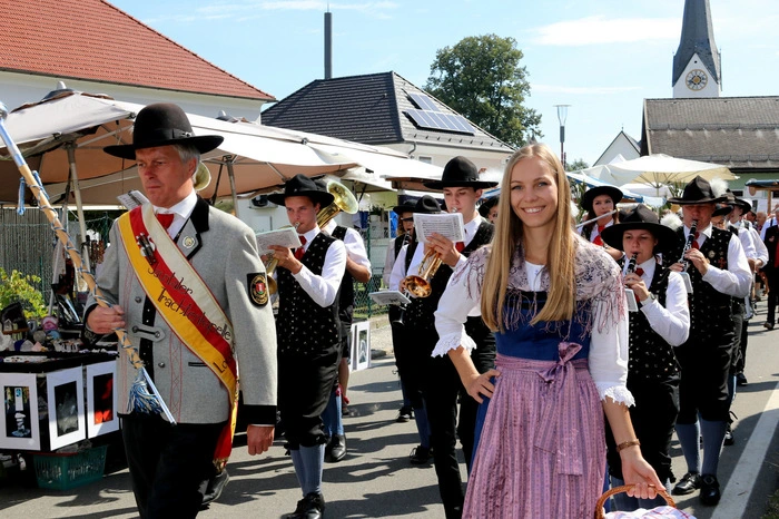 Die Jauntaler Trachtenkapelle Loibach führte den Umzug an und lud anschließend zu einem Frühschoppen.