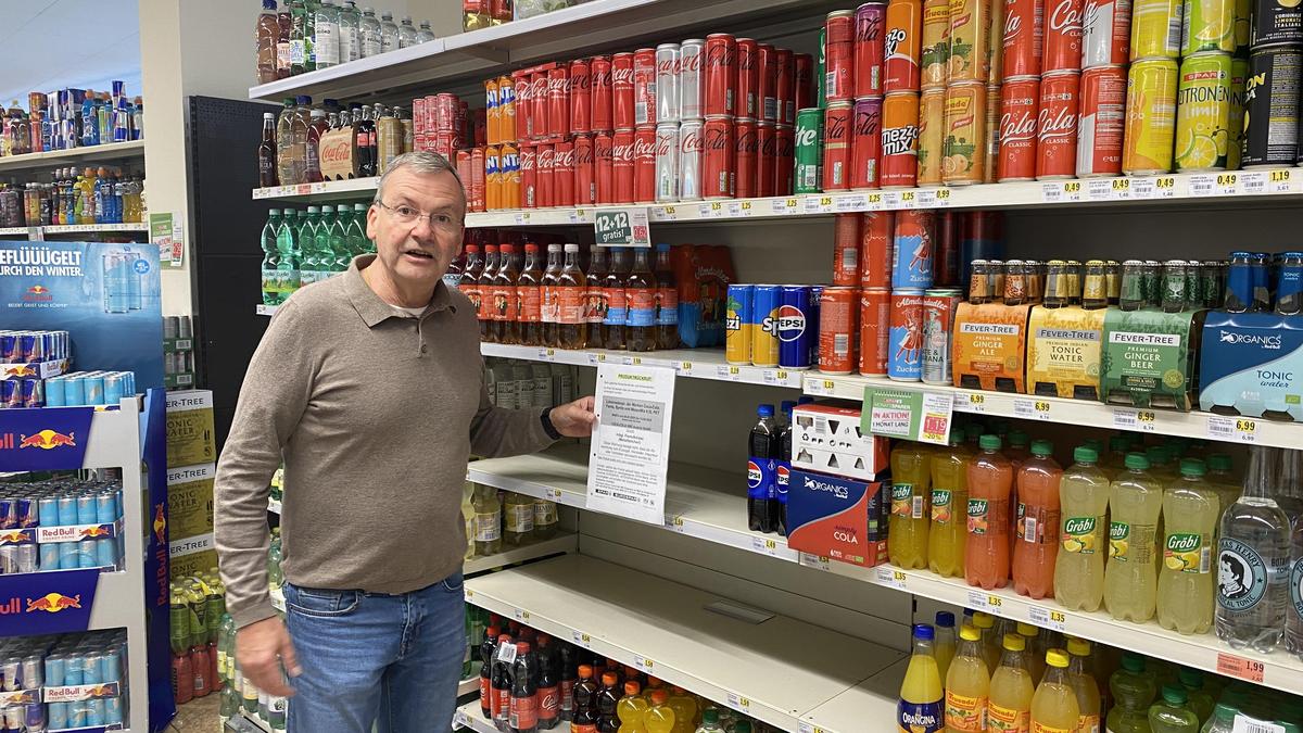 Hannes Christandl hat in seinem Supermarkt schon alle vom Rückruf betroffenen Flaschen aussortiert