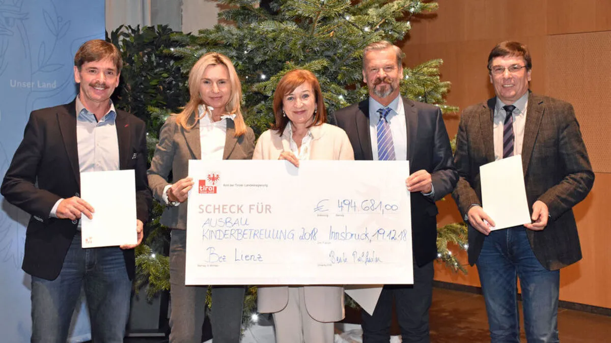 Palfrader überreichte einen Scheck von rund 490.000 Euro an öffentliche und private Träger von Kinderbetreuungseinrichtungen im Bezirk Lienz. 