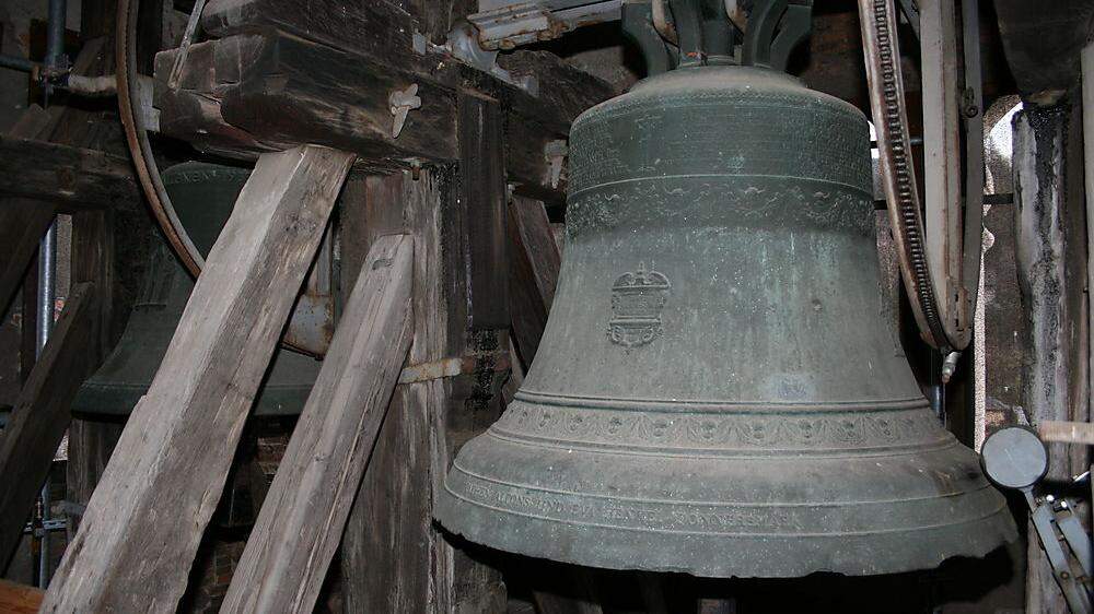 Die Glocke in der Markuskirche erhält durch den Eichenbalken einen milderen Klang