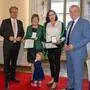 Landeshauptmann Christopher Drexler (l.) und Anton Lang (r.) überreichten Roswitha Fraiss und Ruth Mayer (3. v.l.) das Goldene Ehrenzeichen des Landes Steiermark