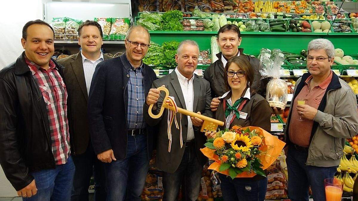 Gemeindevorstand Thomas Krassnitzer, Vizebürgermeister Bruno Stampfer, Bürgermeister Erich Stampfer, ehemaliger Betreiber Norbert Isopp, Karlheinz Warmuth, Kerstin Groinig und Vizebürgermeister Ewald Glatz (von links)