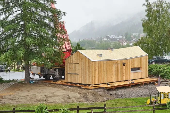 Um den Anforderungen gerecht zu werden, wurde der neue Imbiss von Holzbau Ertl zu 100 Prozent vorgefertigt und vor Ort, am südlichen Brückenkopf des Weißensees, fertig aufgebaut.