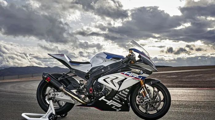 Als weltweit erster Motorradhersteller verhilft BMW mit der HP4 Race einem vollständig aus Carbon gefertigten, lediglich 7,8 Kilogramm leichten Hauptrahmen zu einer industriellen Kleinserienfertigung. Auch Vorder- und Hinterrad sind aus dem Hightech-Werkstoff gefertigt, der eine Gewichtsreduzierung um zirka 30 Prozent ermöglicht.