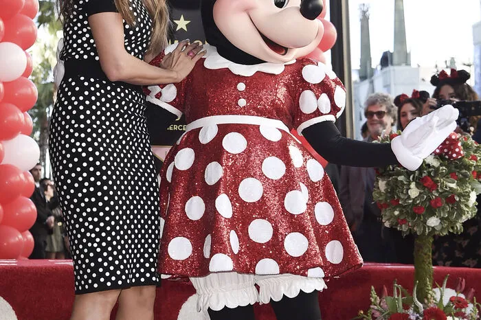 In Walt Disneys Schwarz-Weiß-Film "Steamboat Willie" hatte die Maus 1928 ihren ersten Auftritt. Seitdem spielte sie in mehr als 70 Filmen mit. Model Heidi Klum war bei der Verleihung an ihrer Seite.
