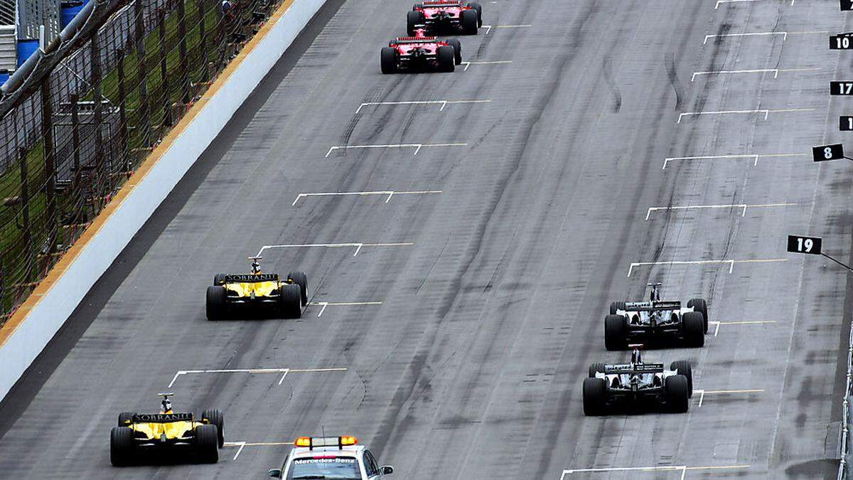 Indy 2005. Sechs Autos starteten. Zwei Ferrari, zwei Jordan und zwei Minardi