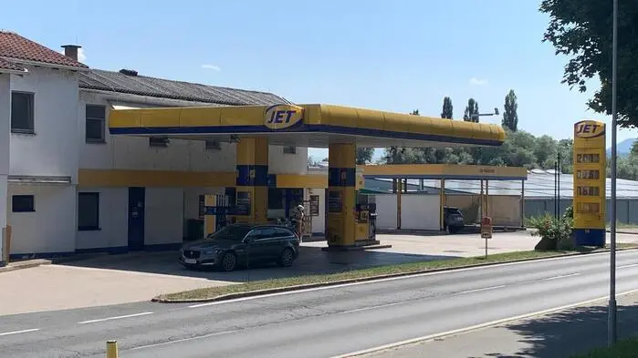 Foto einer gelben Tankstelle