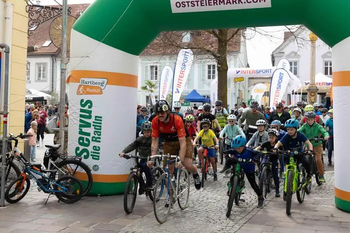 Ein weiterer Höhepunkt war die Radparade, bei der viele Teilnehmer gemeinsam eine Strecke durch die Region zurücklegten.