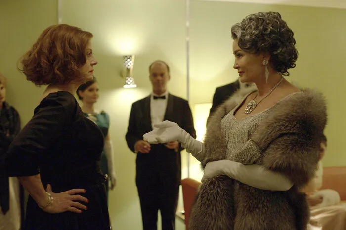Das geplante Serienprojekt über die beiden Hollywood-Größen Joan Crawford und Bette Davis trägt den Titel Feud (Feindschaft). Der Inhalt dreht sich um die Entstehungsgeschichte des Hollywood-Klassikers "Was geschah wirklich mit Baby Jane?" (1962). Es geht um Beziehung, besser Rivalität zwischen den beiden Hauptdarstellerinnen des Meisterwerks.