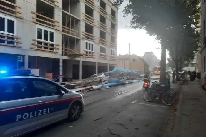 Unweit davon, in der Petersgasse, fiel ein Baugerüst durch den starken Wind um, in diesem Fall auf die Schienen - die Linie 6 war unterbrochen.