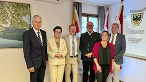 (Von links) Bezirkshauptmann Villach-Land Bernd Riepan, Landesrätin Beate Prettner, der neue Bürgermeister Andreas Fillei, Vorgänger Klaus Glanznig, Gemeinderätin Gerda Burian und Vizebürgermeister Christof Seymann