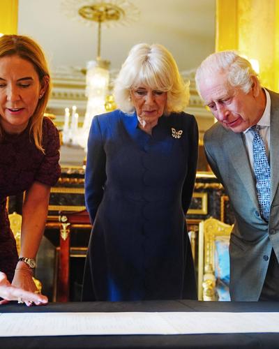 Übergabe der Krönungsrolle | Das britische Königspaar Camilla und Charles III. bekam nun offiziell die Krönungsrolle von Kalligrafin Stephanie Gill überreicht.