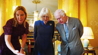 Übergabe der Krönungsrolle | Das britische Königspaar Camilla und Charles III. bekam nun offiziell die Krönungsrolle von Kalligrafin Stephanie Gill überreicht.