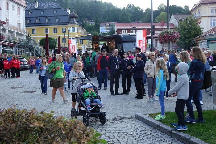 Trotz der kühlen Temperaturen haben sich zahlreiche Zuschauer versammelt.