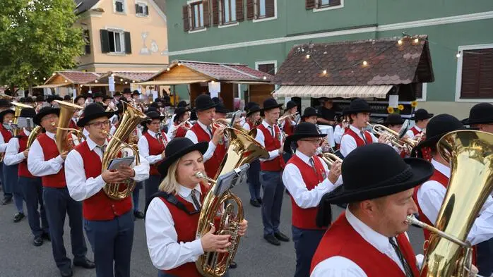 Mit musikalischer Begleitung der Stadtkapelle zogen die Winzer des Großraumes Fehring zu den 45. Weintagen in das Weindorf auf dem Fehringer Hauptplatz ein.