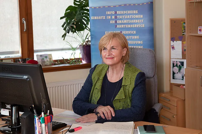 Eva Altenmarkter-Fritzer ist die Begründerin des Vereins Dorfservice, der als Ziel hat, das Sozialkapital in der Region zu fördern. Mittlerweile zählt das Dorfservice 15 Mitgliedsgemeinden und 150 ehrenamtliche Helferinnen und Helfer. Diese übernehmen Fahrtendienste, begleiten zum Arzt oder leisten Besuchs- und Hilfsdienste für ältere Menschen.