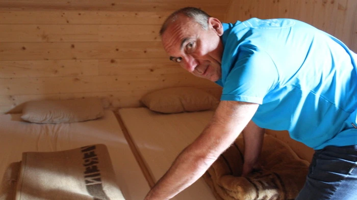 "Frühstück richten, Betten machen, Müll raustragen." Karl Walluschnig macht einmal alles. 40 Schlafplätze gibt es in der Klagenfurter Hütte. Auch drei Zweibettzimmer. 28 Euro kostet ein Schlafplatz im Lager, 35 Euro im Zweibettzimmer. Alpenvereinsmitglieder zahlen jeweils 10 Euro weniger.