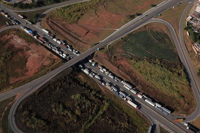 Die Straßenblockaden führen in dem Flächenland zu gravierenden Schwierigkeiten, weil die Güterverteilung stockt. Supermärkte und Tankstellen hatten keinen Nachschub mehr, die komplette brasilianische Autoindustrie musste ihre Produktion stoppen.