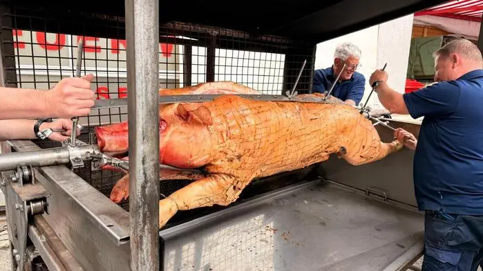 Beim traditionellen Saugrillen der FF Kindberg-Stadt herrschte am Samstag rund um das Rüsthaus beste Stimmung. Zahlreiche Besucherinnen und Besucher ließen sich die knusprig gegrillte Sau sowie das abwechslungsreiche Rahmenprogramm nicht entgehen.