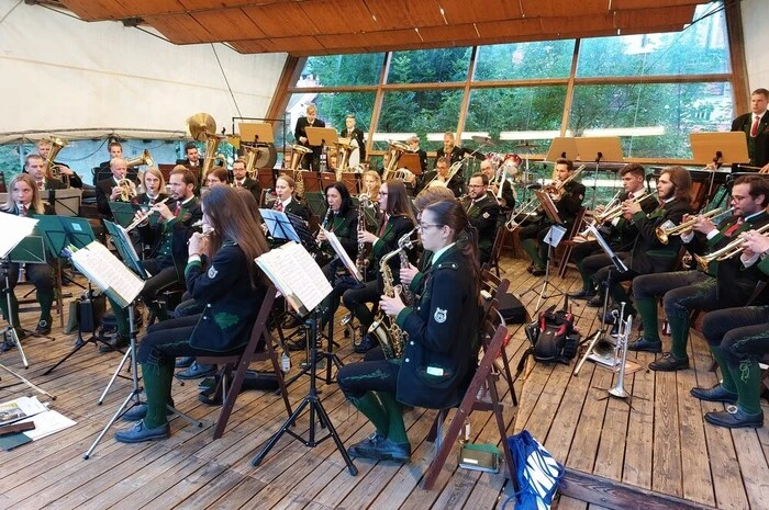 Insgesamt 42 Musikerinnen und Musiker spielten unter der Leitung von Kapellmeister-Stellvertreter Christoph Lassacher im Stadtpark Murau auf.