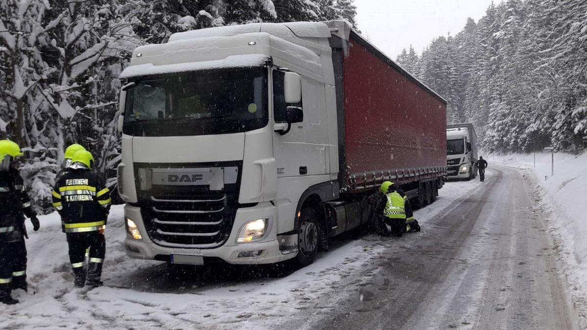 Die Feuerwehren müssen im Winter am Alpl immer wieder hängengebliebene Lkw abschleppen