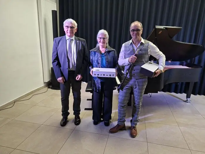 Kurt Maitz (l.) mit den Musikprofessoren Elisabeth Väth-Schadler am Klavier und Hubert Salmhofer an der Klarinette