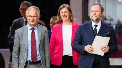 v.l. Finanzminister Markus Marterbauer (SPÖ), Sts. Barbara Eibinger-Miedl (ÖVP) und Staatssekretär Sepp Schellhorn (NEOS) anlässlich einer Pressekonferenz im Rahmen der Verhandlungen zum Stabilitätspakt zwischen Bund und Ländern im November 2025 in Wien.