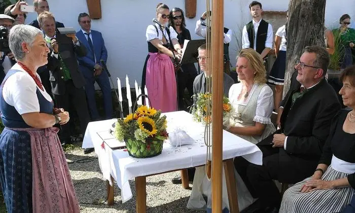 ABD0059_20180818 - GAMLITZ - ÖSTERREICH: Außenministerin Karin Kneissl (FPÖ) und ihr Ehemann Wolfgang Meilinger bei der Trauung am Samstag, 18. August 2018, anl. der Hochzeit von Außenministerin Kneissl im Gasthaus Tscheppe an der steirischen Weinstraße. - FOTO: APA/ROLAND SCHLAGER/APA-POOL