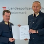 Harald Spörk (neuer Polizeipostenkommandant in Gleisdorf) und Landespolizeidirektor Gerold Ortner (links)
