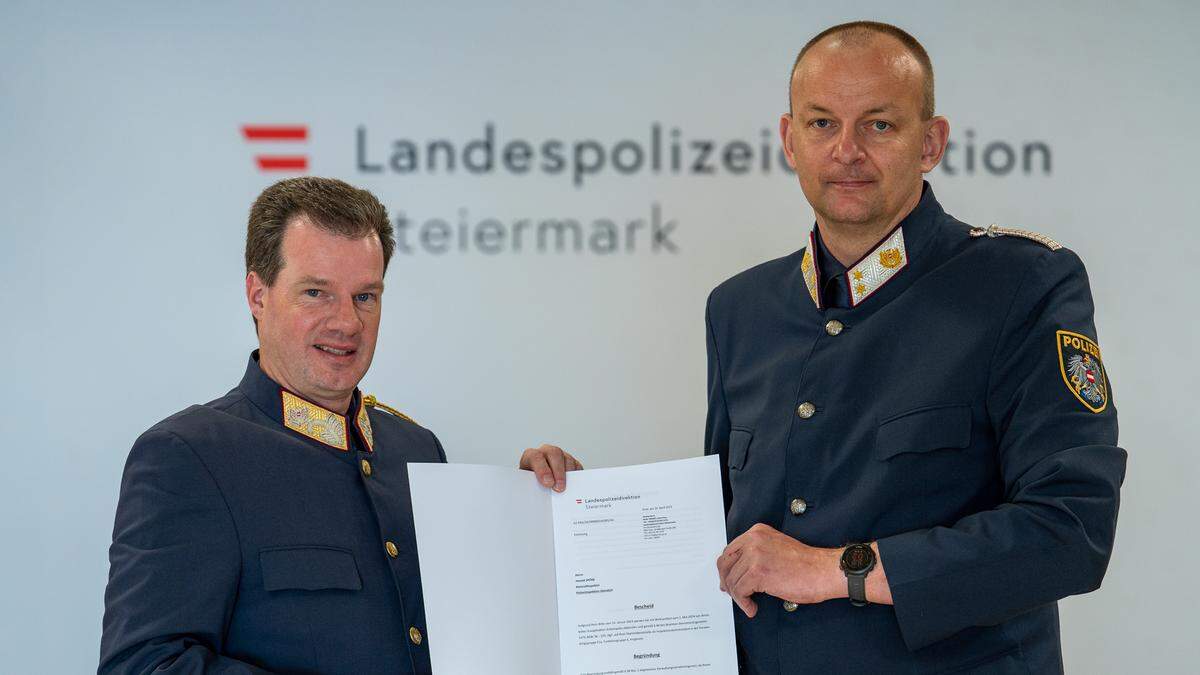 Harald Spörk (neuer Polizeipostenkommandant in Gleisdorf) und Landespolizeidirektor Gerold Ortner (links)