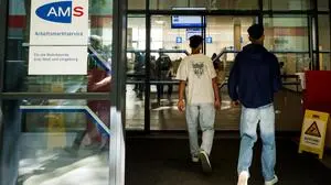 Ein Lichtblick: Auch im Mai ist die Zahl der beim AMS gemeldeten offenen Stellen – im Gegensatz zu Gesamt-Österreich – leicht gestiegen: Laut AMS Steiermark gab es mit Stand Monatsende 10.968 offene Stellen, um 2,1 Prozent mehr als im Mai des Vorjahres. 