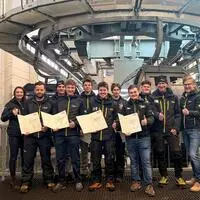 Die acht neuen Seilbahntechniker der Planai-Hochwurzen-Bahnen mit HR-Managerin Katharina Rainer, Lehrlingsbeauftragtem Silvester Grogl und Planai-Geschäftsführer Peter Weichbold
