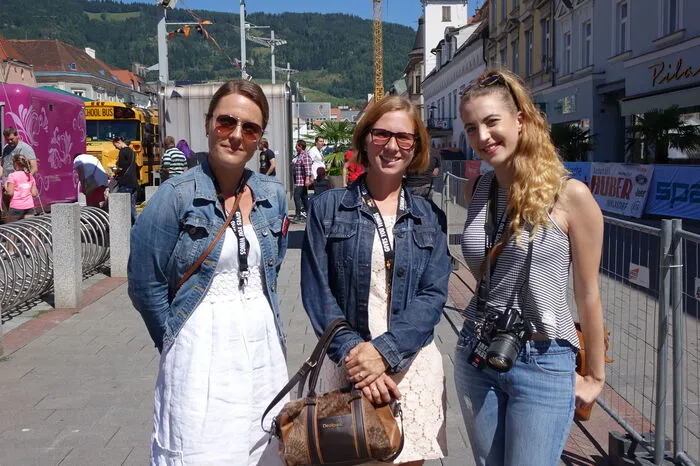 Mit dabei auch die Siegerin des Gewinnspiels des Kleine Zeitung-Vorteilsclubs Sonja Wölfl (Mitte), die mit ihrer Freundin Evelyn Langmaier (l.) aus Neumarkt angereist war, um ein unvergessliches Wochenende beim Benefizfestival Iron Road for Children zu verbringen. Begleitet werden die beiden Damen von kleine Zeitung-Mitarbeiterin Clara Melcher. Mehr darüber gibt es am 7. August im Bonus Magazin der Kleinen Zeitung.