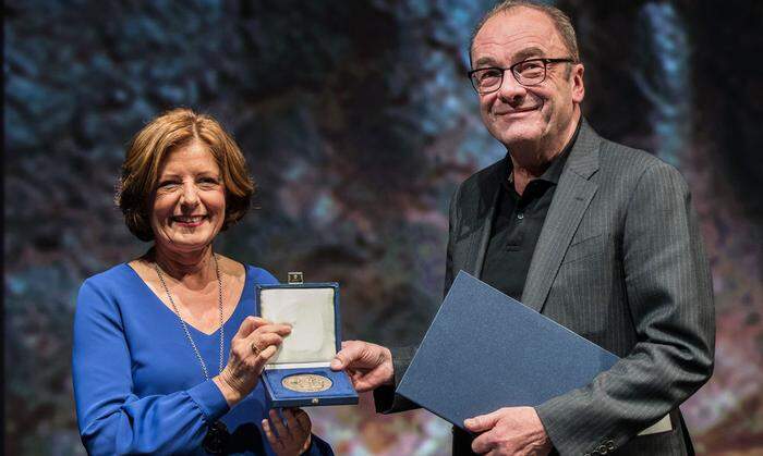 Malu Dreyer verleiht 2019 dem österreichischen Autor Robert Menasse die Carl-Zuckmayer-Medaille. Zur Erinnerung an den in Nackenheim geborenen Schriftsteller und Dramatiker Zuckmayer wird die Medaille jährlich gestiftet