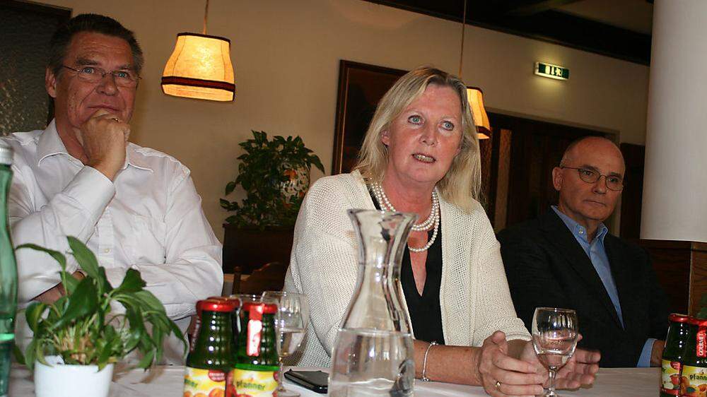 Gerard und Kathinka van Tongeren erwarben Hotel und Stadtsaal von Günther Wimmer (von links) 