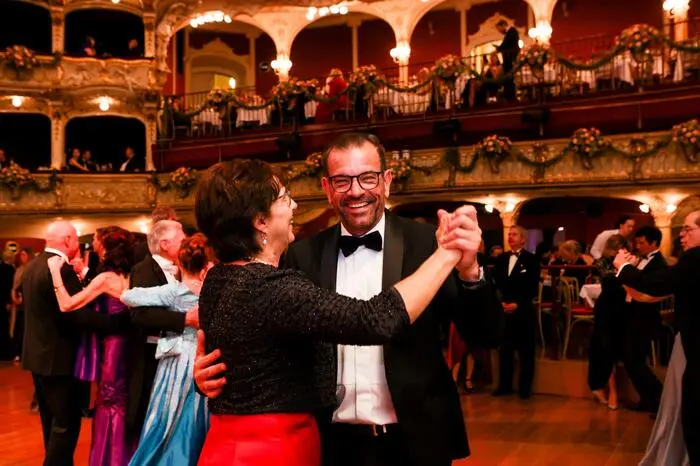 Am Parkett: Karl Ploberger mit Gattin Ulrike