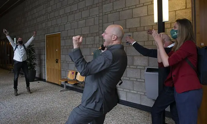 Kläger bejubeln das Urteil