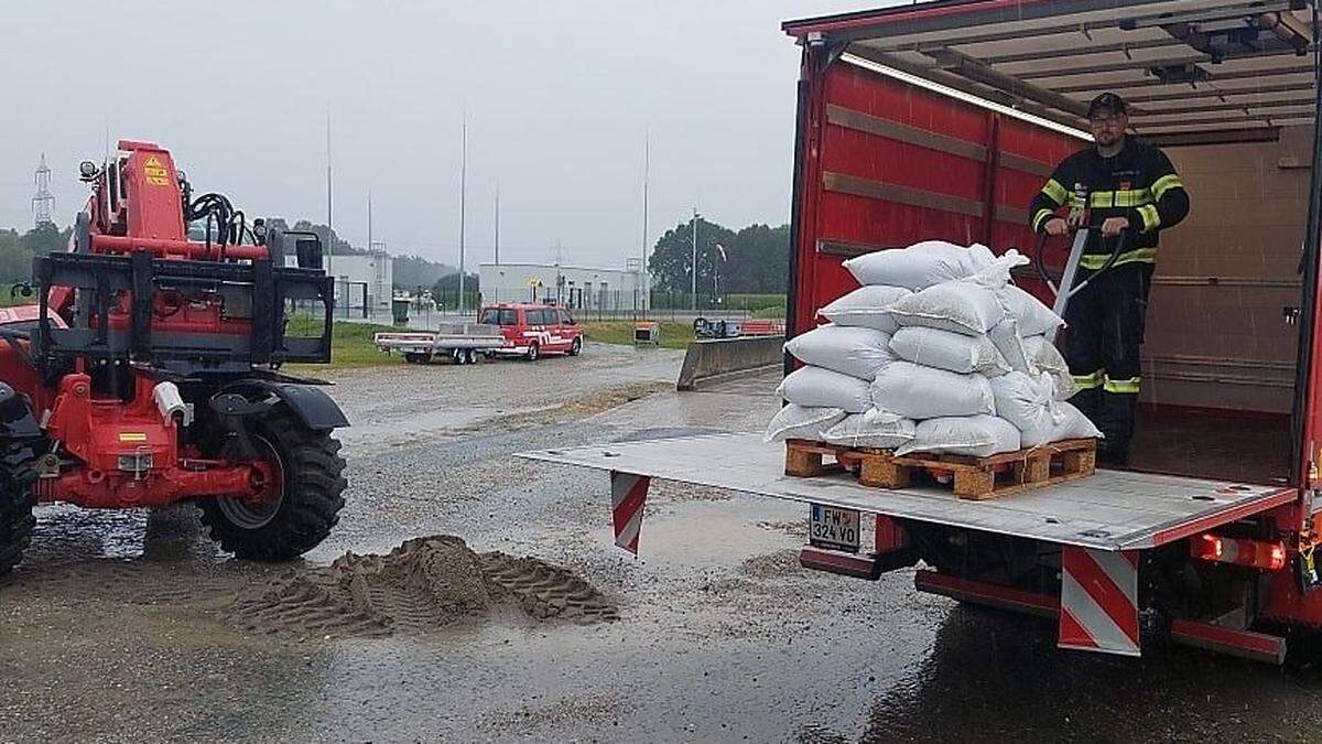 Die FF Mooskirchen wurde in die Südoststeiermark beordert. Dort wurden im Raum Bad Radkersburg Sandsäcke zur Verfügung gestellt