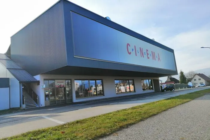 Das Traditionskino Schüßler in Wolfsberg hat sich aufgrund der Besucherflaute nicht mehr rentiert und so wurde es im November 2009 geschlossen. Über zehn Jahre lang musste die drittgrößte Stadt Kärntens ohne Kino auskommen. Erst im Sommer 2020 konnten in Wolfsberg wieder Blockbuster auf großer Leinwand gesehen werden: Die Kette „Cinemaplexx“ eröffnete beim Stadionbad ein Kino mit fünf Sälen und 688 Sitzplätzen.